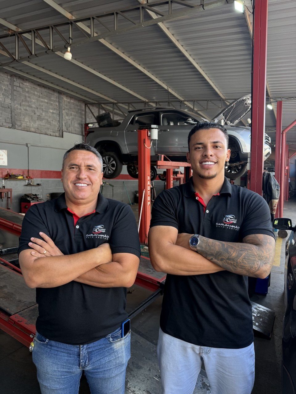 Carlim e Gabriel, especialistas em mecânica, na oficina Carlim Mirão Auto Center em Barretos
