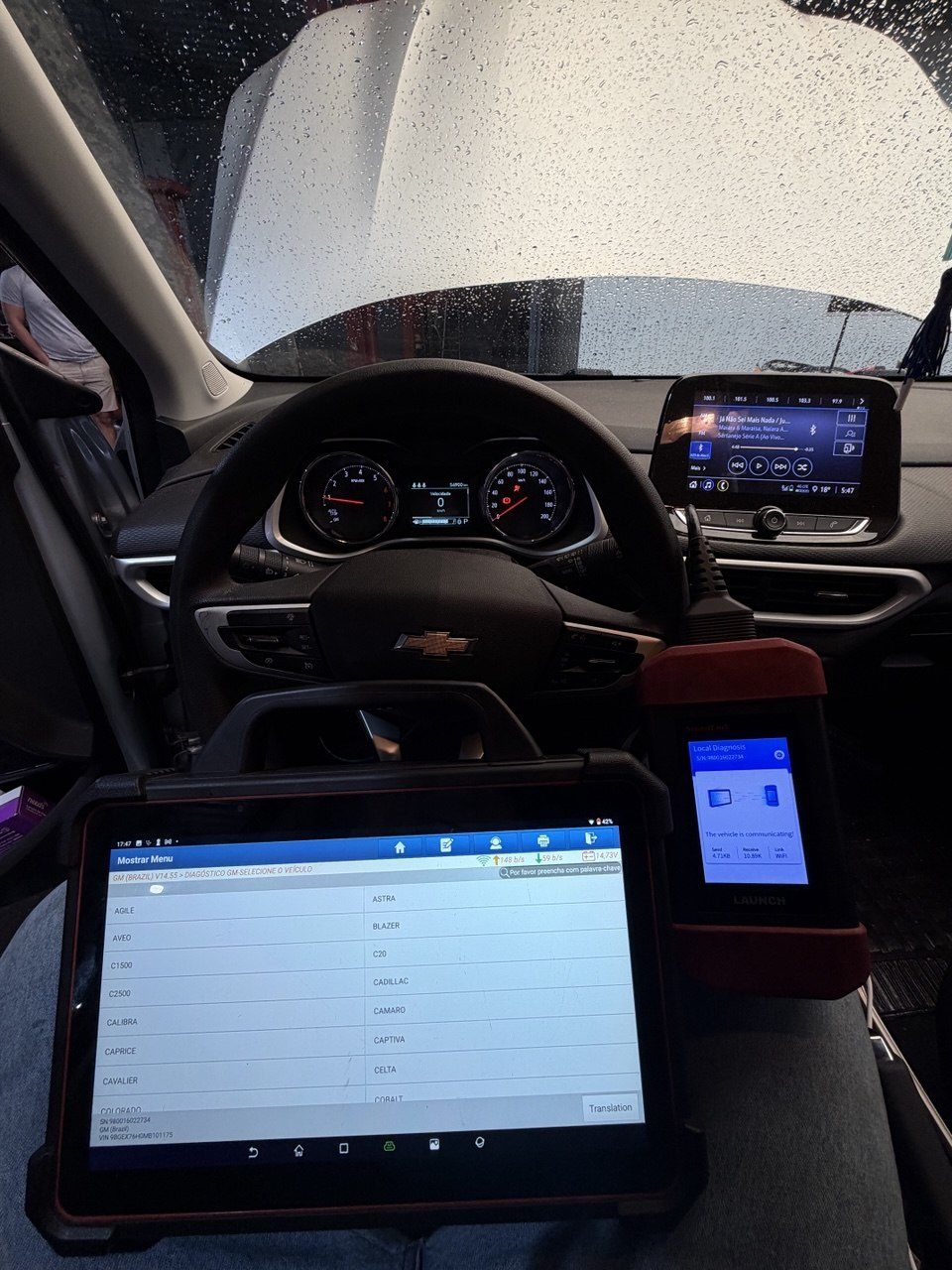 Mecânico diagnosticando carro com scanner Launch em Barretos
